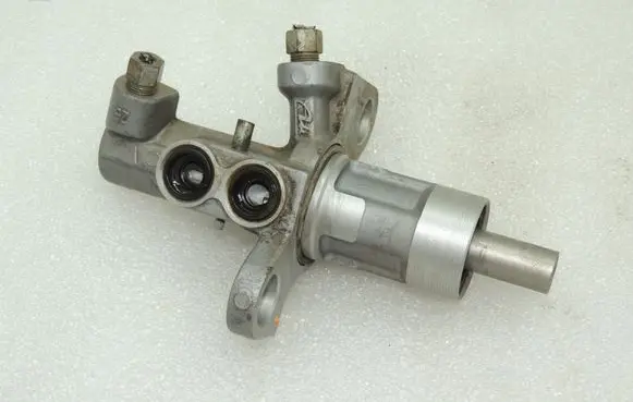Opel Zafira C Master brake cylinder 84102409