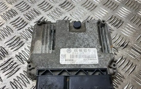 Volkswagen Golf V Engine control unit/module 03G906021QJ