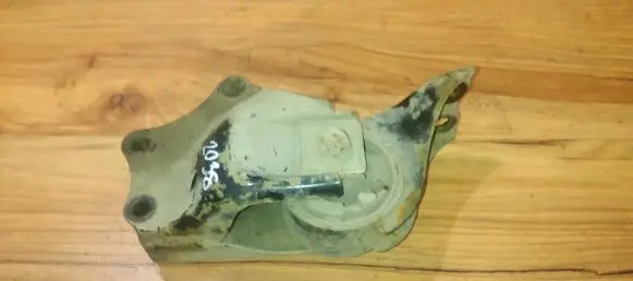 Engine mount bracket