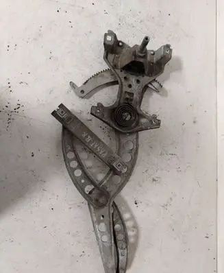 Volkswagen PASSAT B3 Front door manual window regulator 357837402