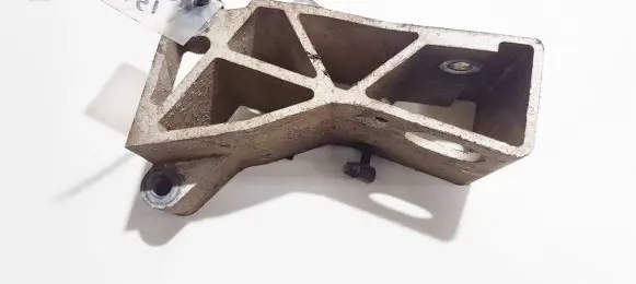 Volvo S80 Engine mounting bracket
