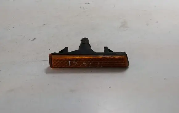BMW 7 E38 Front fender indicator light 83602031
