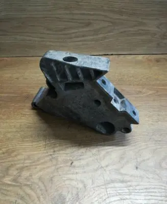 Engine mounting bracket
