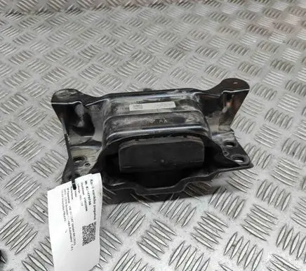 Volkswagen PASSAT B8 Engine mount bracket 5Q0199555BJ