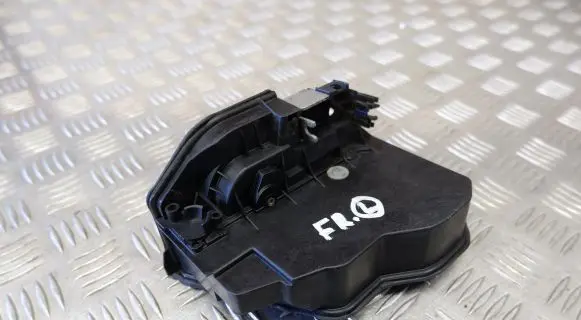 BMW X3 F25 Front door lock 7318423