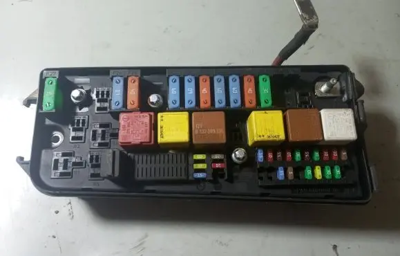 Opel Signum Fuse module 13205799 519178008 00105436
