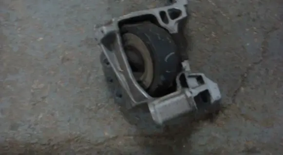 Mazda CX-5 Engine mount bracket