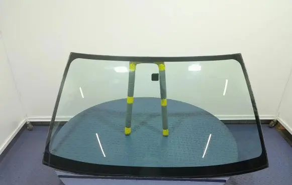 Mitsubishi L200 Front windscreen/windshield window 