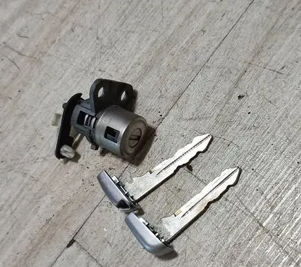 Jeep Grand Cherokee Front door lock (next to the handle)