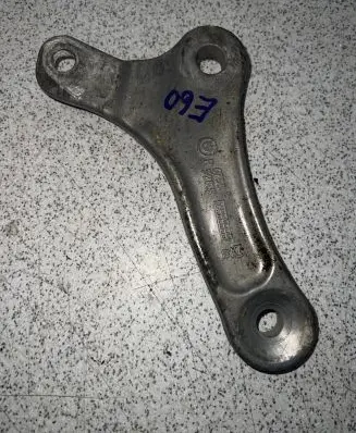 BMW 5 E60 E61 Sway bar bush bracket, front 6758528