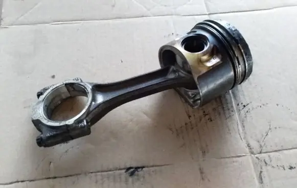 Volkswagen Touran I Piston with connecting rod 150707 153033