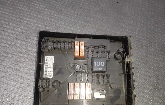 Volkswagen Golf V Fuse module 32444674