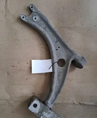 Volkswagen PASSAT B6 Front lower control arm/wishbone BFAT07