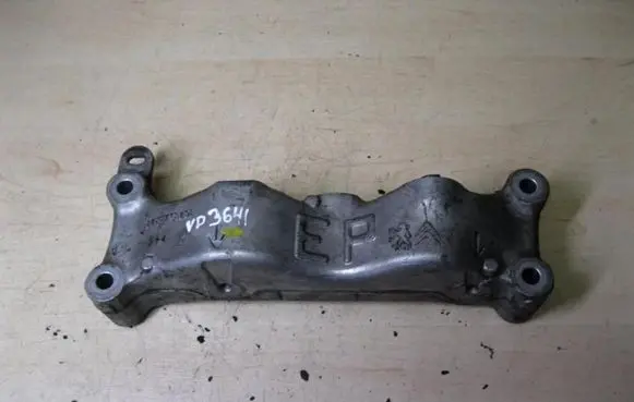 Engine mounting bracket