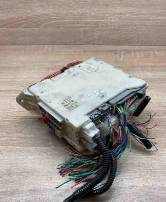 Toyota Auris 150 Fuse module 8273053130 5J110001