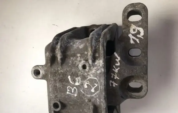 Volkswagen PASSAT B6 Engine mount bracket 1K0199262