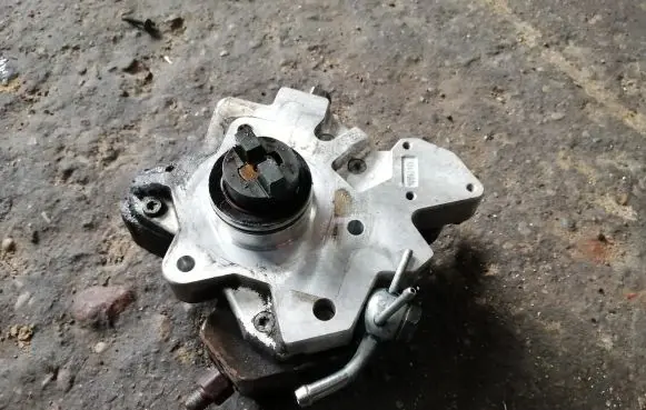 KIA Carens I Fuel injection high pressure pump 0445010121 3310027400
