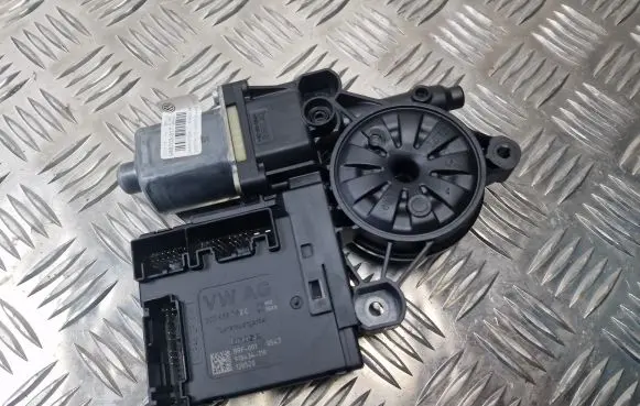 Volkswagen PASSAT B7 Front door window regulator motor 3C0959792C 3AA837461