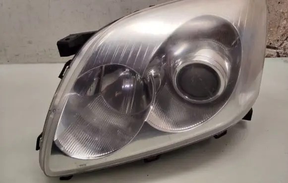 Toyota Avensis T250 Headlight/headlamp 