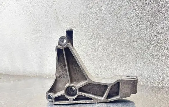 Opel Zafira A Engine mounting bracket 24407004 2581