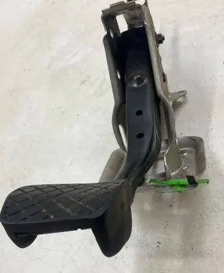 Volkswagen Touran I Brake pedal 1T1723057K 131108000691