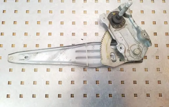 Rear door manual window regulator