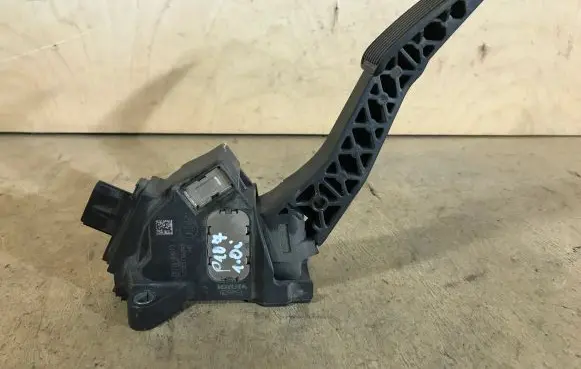 Peugeot 107 Accelerator throttle pedal 781100H010C