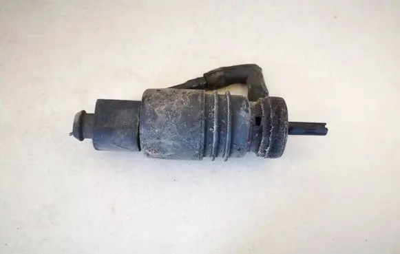 Volkswagen PASSAT B5 Windscreen/windshield washer pump