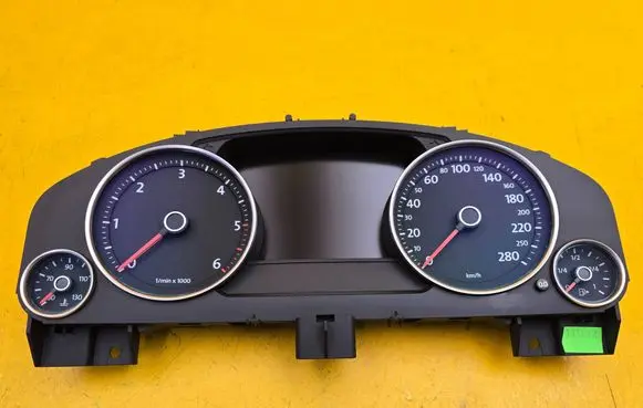 Volkswagen Touareg II Speedometer (instrument cluster) 7P6920883B