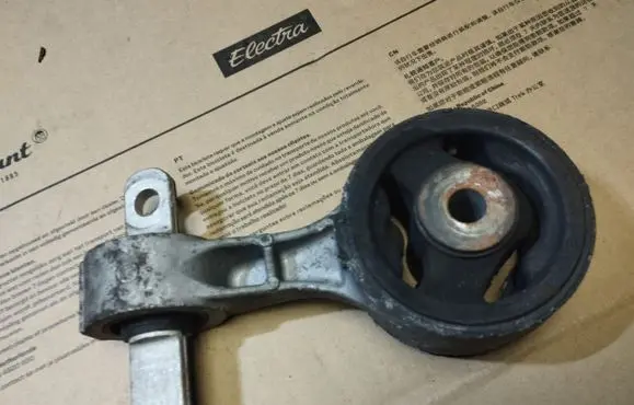 Honda FR-V Engine mount bracket