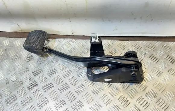Mercedes-Benz CLA C117 X117 W117 Brake pedal A2462920207 A2462900400 A2462900019