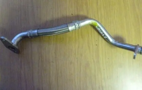 Volkswagen Touran II Oil fill pipe 03C145735C VD1025