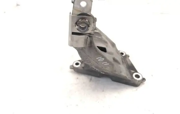 Engine mounting bracket