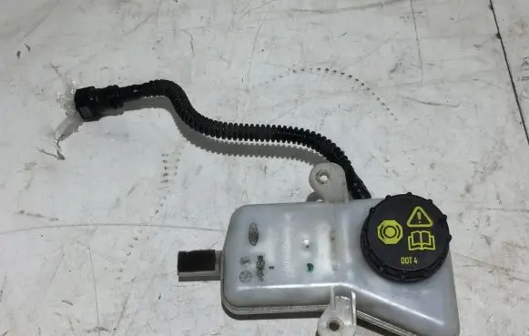 Brake fluid reservoir