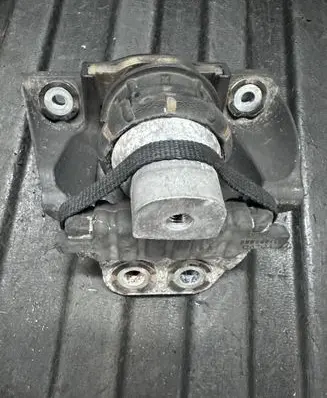 Engine mount bracket