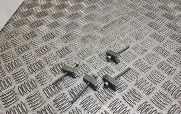 Mercedes-Benz A W169 Fuel Injector clamp holder