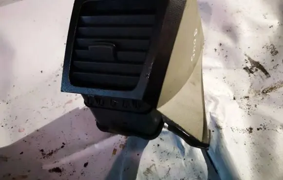 Mitsubishi Grandis Dash center air vent grill