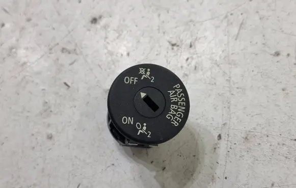 Passenger airbag on/off switch
