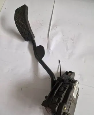 Volkswagen PASSAT B5.5 Accelerator throttle pedal 6PV00777009 8D2721523E