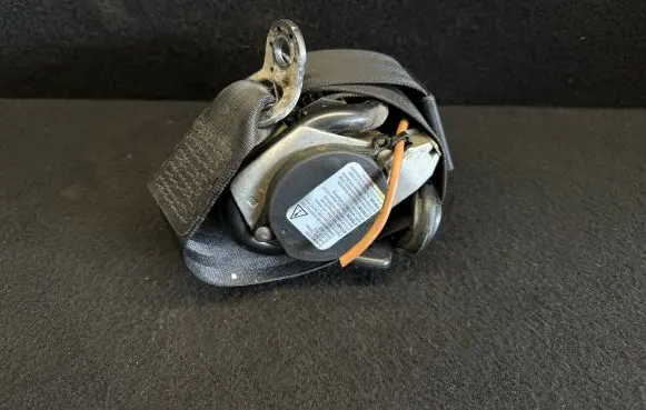 Audi A6 S6 C5 4B Front seatbelt 560571801