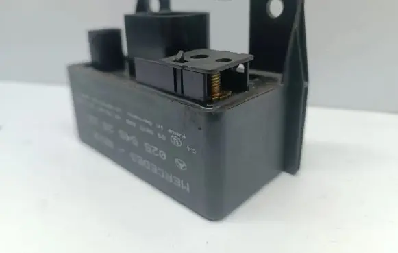 Mercedes-Benz E W211 Glow plug pre-heat relay 0255452832 899075000 0005453516