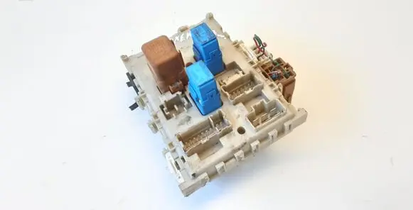 Nissan Primera Fuse module 24350AV700