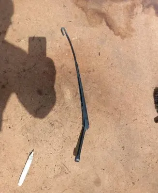 Front wiper blade arm