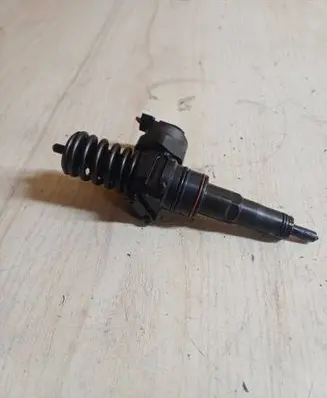 Volkswagen PASSAT B5 Fuel injector 038130073F