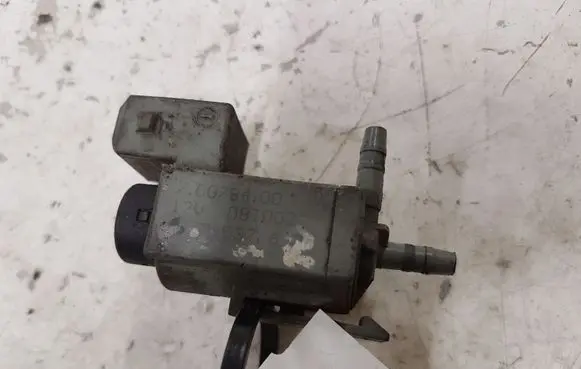BMW 3 E90 E91 Vacuum valve 70078400 7537612