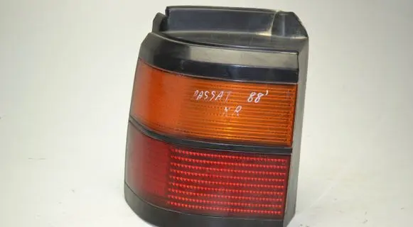 Volkswagen PASSAT B3 Rear/tail lights 333945111