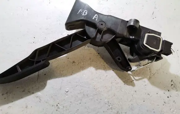 Mercedes-Benz A W169 Accelerator throttle pedal A1693000104