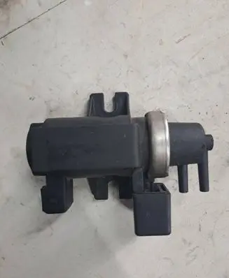 BMW 5 E39 Turbo solenoid valve 2247906