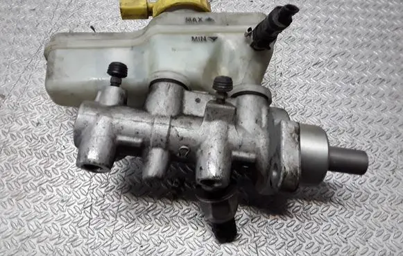 Master brake cylinder