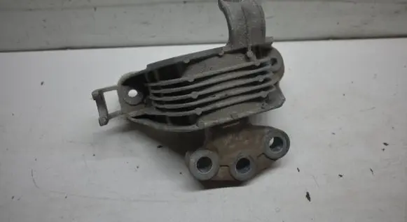 Opel Astra J Engine mount bracket 13347453
